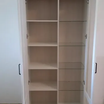 Ormar Loksa slikan sprijeda i vrata su otvorena