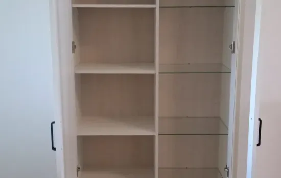 Ormar Loksa slikan sprijeda i vrata su otvorena