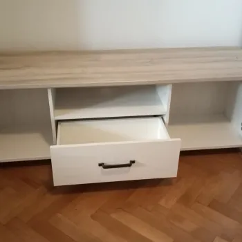 Složeni TV stolić s otvorenim vratima