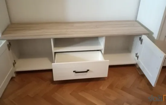 Složeni TV stolić s otvorenim vratima