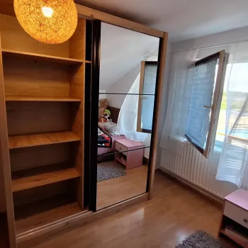 Ormar Navaro sa lijevim otvorenim vratima