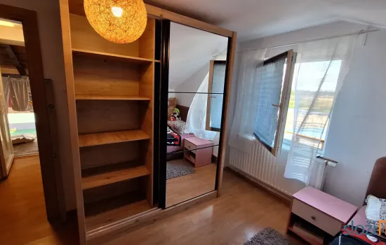 Ormar Navaro sa lijevim otvorenim vratima