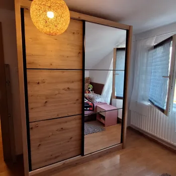 Montirani Navaro ormara sa kliznim vratima i ogledalom