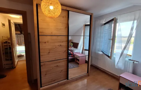Montirani Navaro ormara sa kliznim vratima i ogledalom