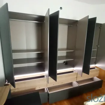 Maxim slika sa strane i otvorenim vratima