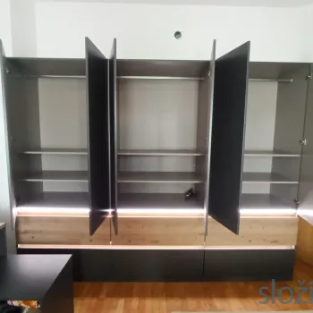 Maxim sa otvorenim vratima s upaljenim svijetlima i otvorenim vratima