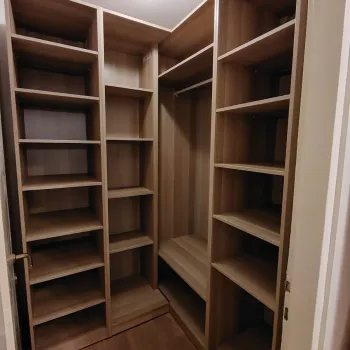 Smontirani kutni IKEA PAX ormar, boje drveta, slikan bez vrata