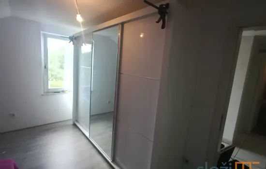 Složen siena ormar bijele boje sa kliznim vratima