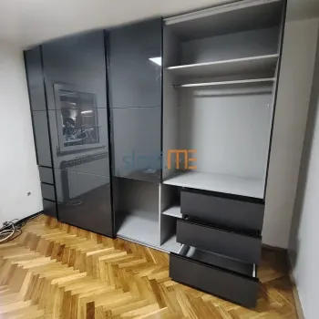 ormar otvorene desne ladice