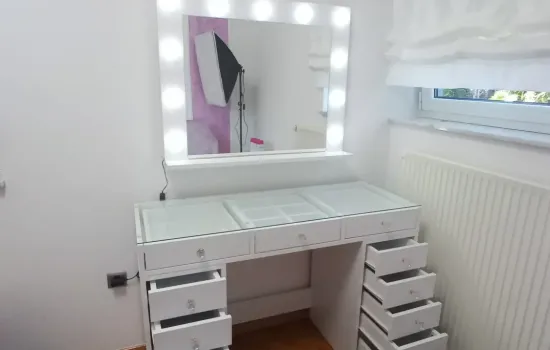 Stolić sa otvorenim ladicama