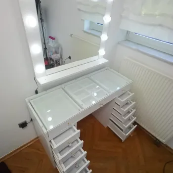 Stolić za šminkanje sa otvorenim ladicama slika odzgo