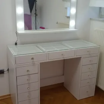 Smontirani stolić za šminkanje