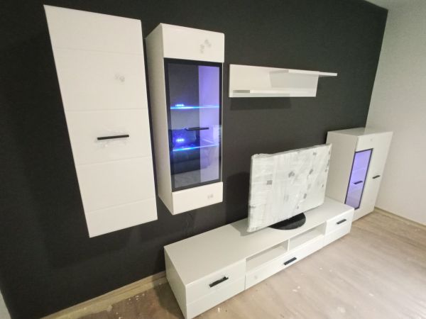 TV regal sa visećim ormarićima