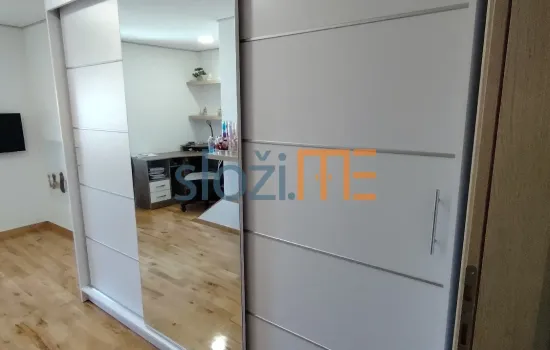 Gotov složen ormar sa troje kliznih vrata
