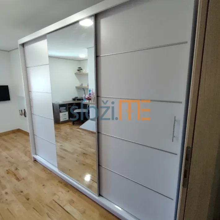 Gotov složen ormar sa troje kliznih vrata