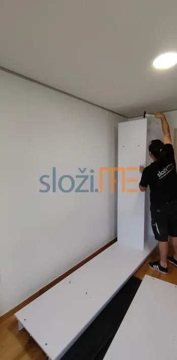 Montažer namještaja iz tvrtke SložiME počinje slagati korpusa ormara