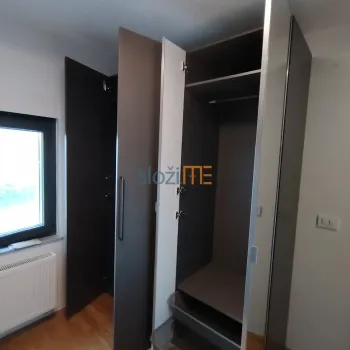 Pax ormar sa otvorenim vratima i ogledam na vratima