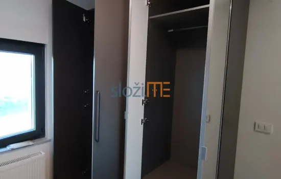 Pax ormar sa otvorenim vratima i ogledam na vratima
