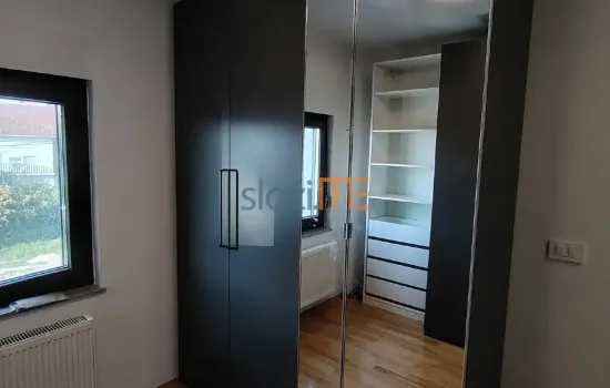 Složeni sivi PAX ormar sa zavtorenim vratima o ogledalom na vratima