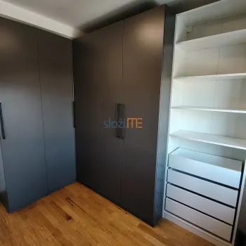 Složeni kutni sivi Ikea PAX ormar sa zatvorenim vratima i bijelim dodatkom