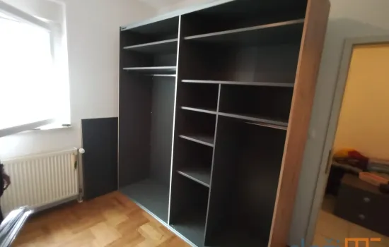 Veliki ormar bez vrata