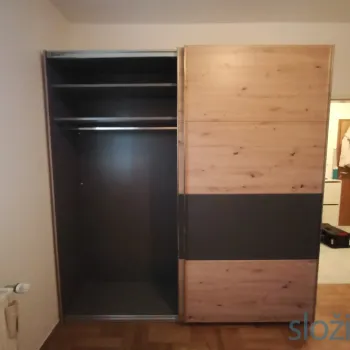 Ormar sa otvorenim kliznim vratima desno