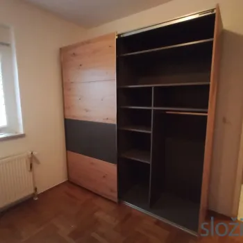 Ormar sa otvorenim kliznim vratima lijevo