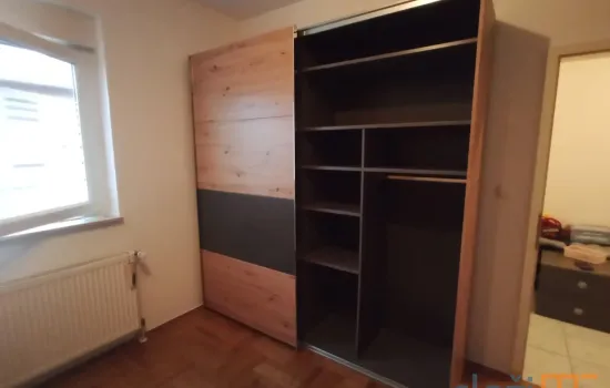 Ormar sa otvorenim kliznim vratima lijevo