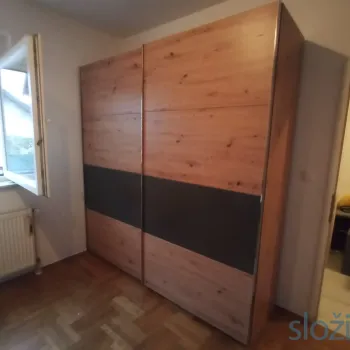 Ormar sa zatvorenim kliznim vratima